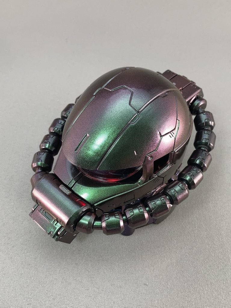 広い面で緩やかな方が緑に見えます。