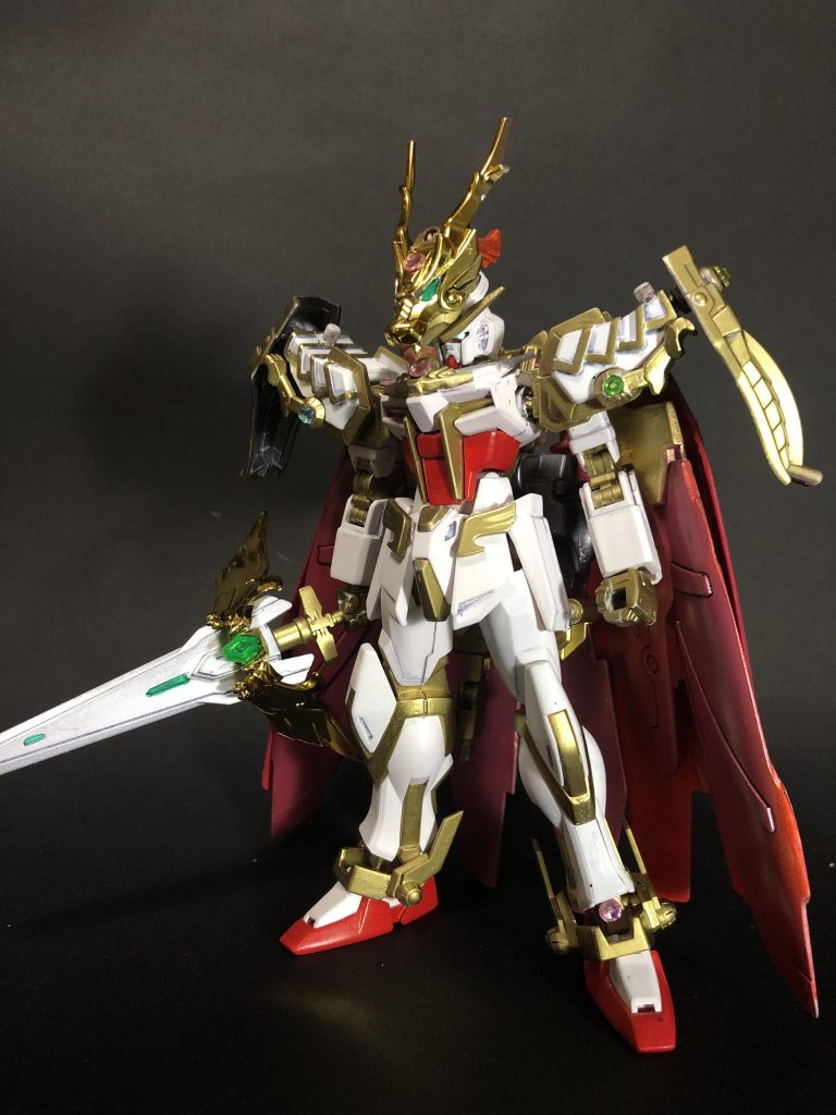 [黄龍ストライクガンダム]黄龍と合体した形態(マントも装着)。空間属性の術を最も戦闘で発揮できる形態である。空間を操る力が強化され、剣を振るうだけで空を裂くことが出来る。マントを同時に装着可能ではあるが、重く動きにくいため、いつの間にか外されていることが多い。