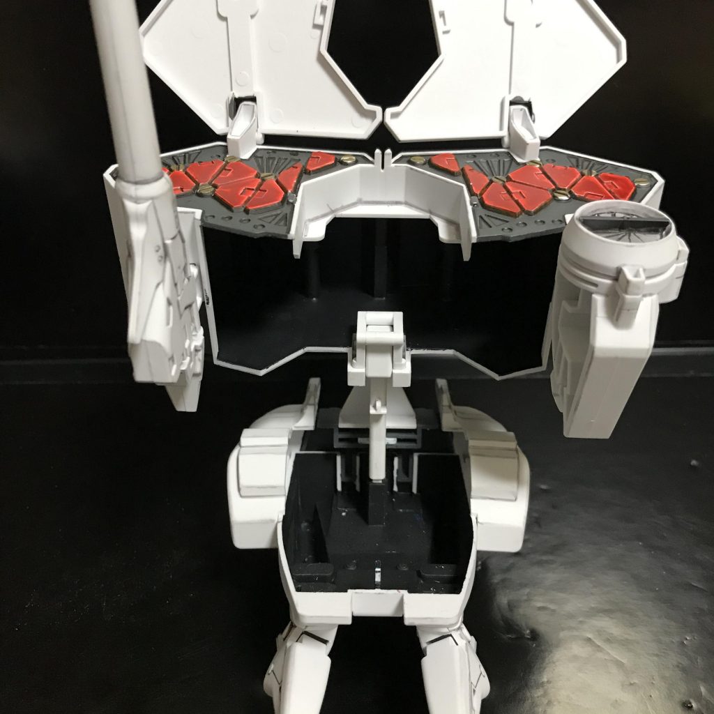 隙間からよく見えるオーキスの空洞はジャーマングレーで塗りました。ミサイルユニットは他の方の作例に惚れて赤く塗りました。