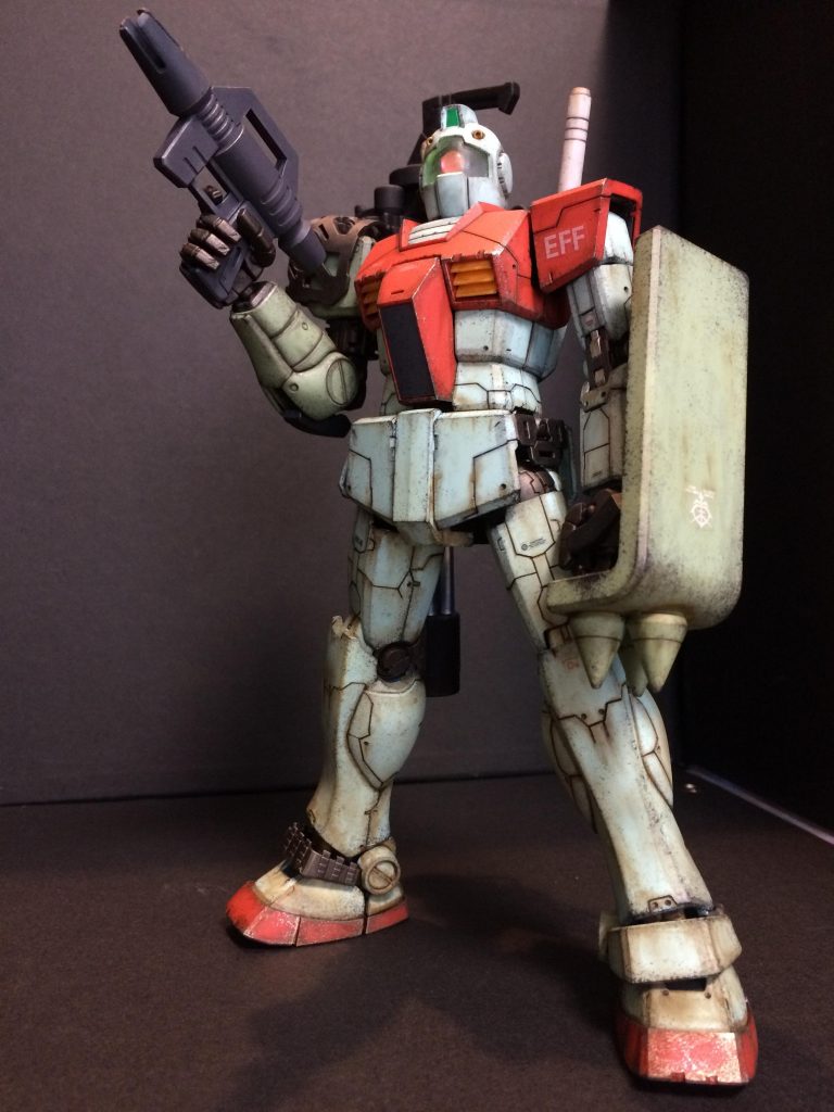 ゲム・カモフ生産計画の前段階として、戦術実証のために投入されたゲム。パイロットは名もなき手練れのベテラン。恐らくスパイ経験があったため、連邦カラーに抵抗感もなく、次々と敵機のジムを欺いては薙ぎ倒し、倒した機体の装甲、装備を奪って自機にアップデートしていった。その実証機はいつのまにか実戦投入機となり、敵機を倒して装備を奪ってくるというところから、プリュンデラー(略奪者)の名がついた。幾度の戦闘を掻い潜り、いつのまにかガトリングガンを背中に背負い、その機体の汚れは今までの戦いの激しさを物語る‥。ここまでが今回のガンプラを作りながら妄想してた自己満ストーリーです😅表面処理、パネルラインの追加に時間を費やしておきながら、初めてウェザリングに挑戦しました!これも、林哲平さんの本の中にあった、らいだ〜Joe風ウェザリングを真似してみました‼️