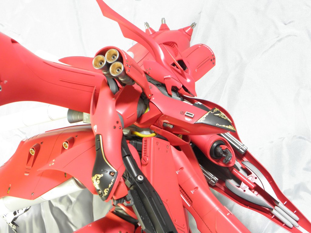 腕と胸部にはエングレーピングを施して、シナンジュの様なネオジオンMSにしております。