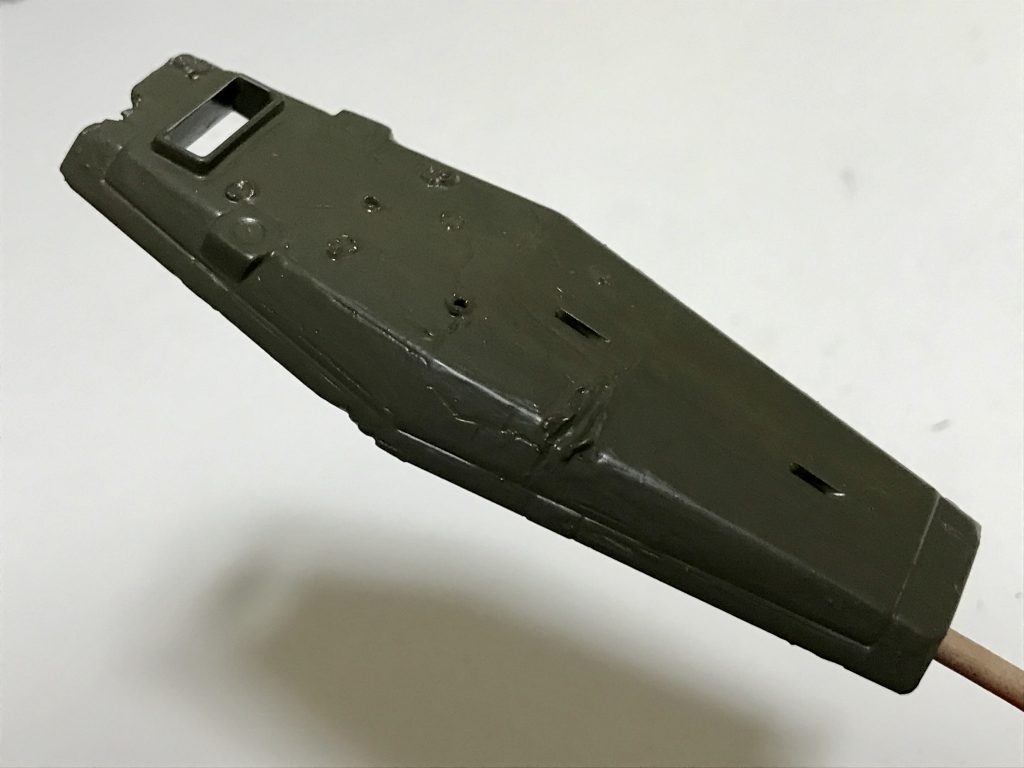 シールドはRGガンダムのものです。星マークを外し、ハンダゴテで弾痕や切り傷をつけ、一部はニッパーで削って、最後にオリーブドラブで塗りました。RGガンダムはもともとシールド無しで飾っていたので、これまたちょうどいいものを見つけました。