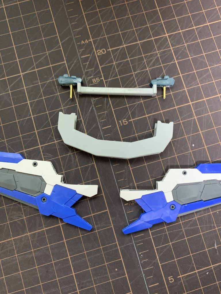 GNツインブロードブレイドは持ち手の部分をプラ板とジャンクパーツで成形し、GNバスターソードⅢの形を調整して組み合わせています。各パーツは塗装しやすいように分割し真鍮線で軸うちしました。