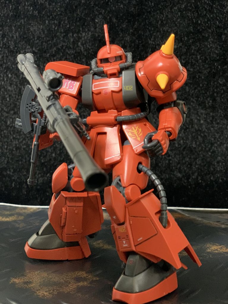 ニッパー はミニ四駆で使っていたものを利用しました。特に何も気にせず説明書通りに順番にパーツをランナーから切り落とし、順々に組み立てて、シールを貼り、完成しました。作業時間は3時間くらいだったかな。いわゆる素組みってやつですね。感想:うん、非常に満足。時々メタルエッチングされたパズル模型?とか、木製の本屋で売っているDIYとか書いてる物とか買って組み立てたり、クラフトっぽいことが好きなんですが、今までガンプラは敬遠していました。実はガンダムシリーズをまともにみたことないんですよね。そんな私でも本能がカッコいいといっている!特に赤いやつは3倍かっこいいといっている。(こいつはシャアの機体ではないけども。ちなみに子供は適当に作って飽きたようです(泣