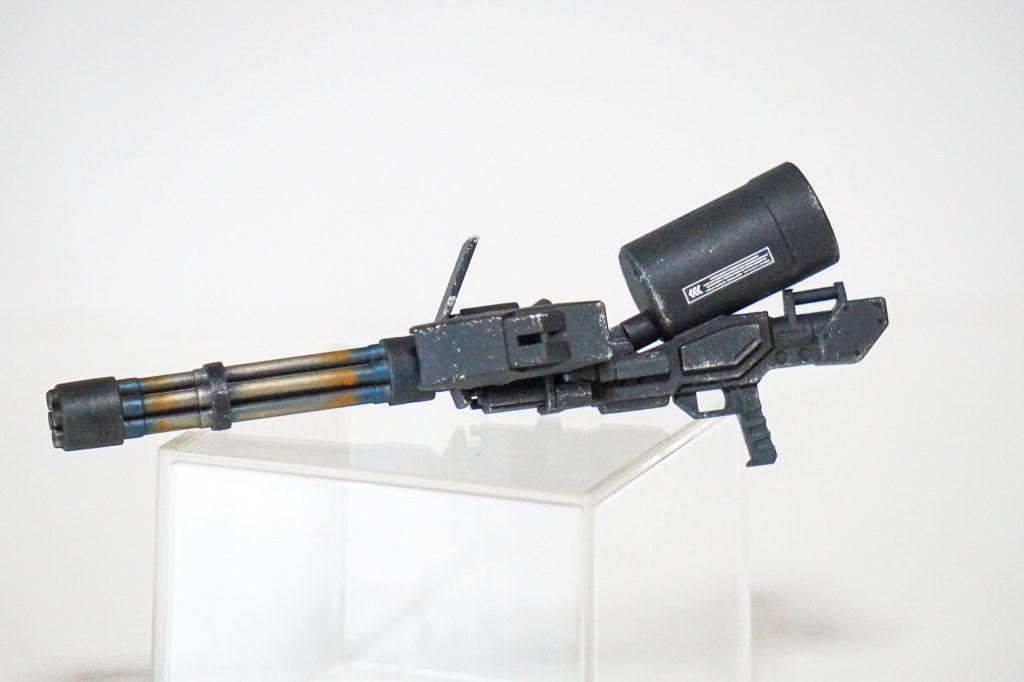 メイン兵装のガトリングガン。陸戦型ガンダムの180mmキャノン砲と、グフ・カスタムのガトリングガンの他ジャンクパーツを組み合わせて作りました。