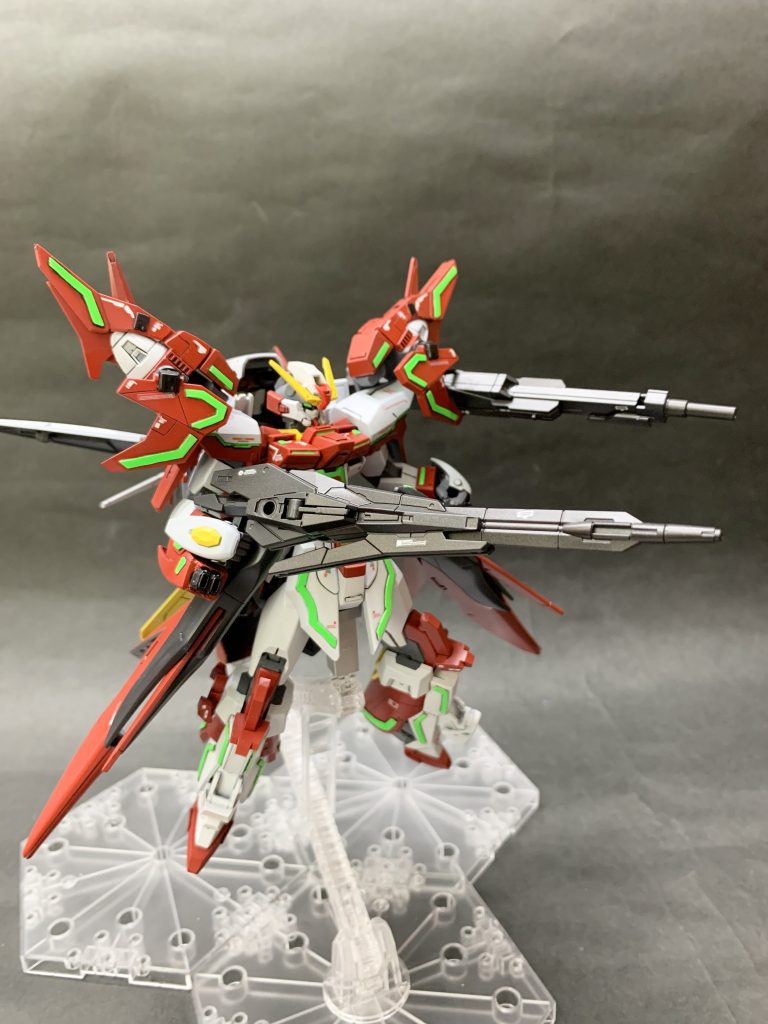 ダブルオースカイのロングライフルとユーラヴェンガンダムのライフルを装備