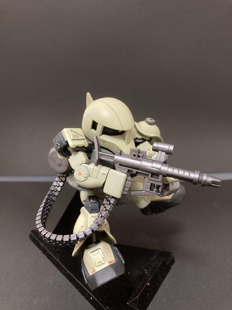 給弾ベルトを握り手の肉抜き穴に差し込んで給弾式ザクマシンガンにもできるようにしました。