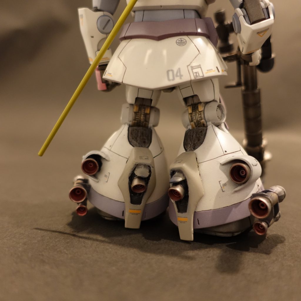 選択式で余った　リックドムのバーニアカバーを脚外側に接着。その下に、裾内部のバーニアを2本に加工して、接着。エネルギーを使い果たしたら、切り離し可能という設定です。合わせ目を隠す目的で、同じキットの膝装甲を加工して、バーニアを取り付けディテールを、追加しました。