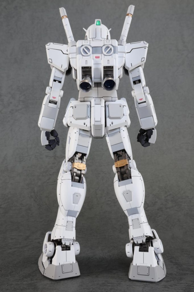 バックパックも白で統一。部分的にゴールドでアクセント