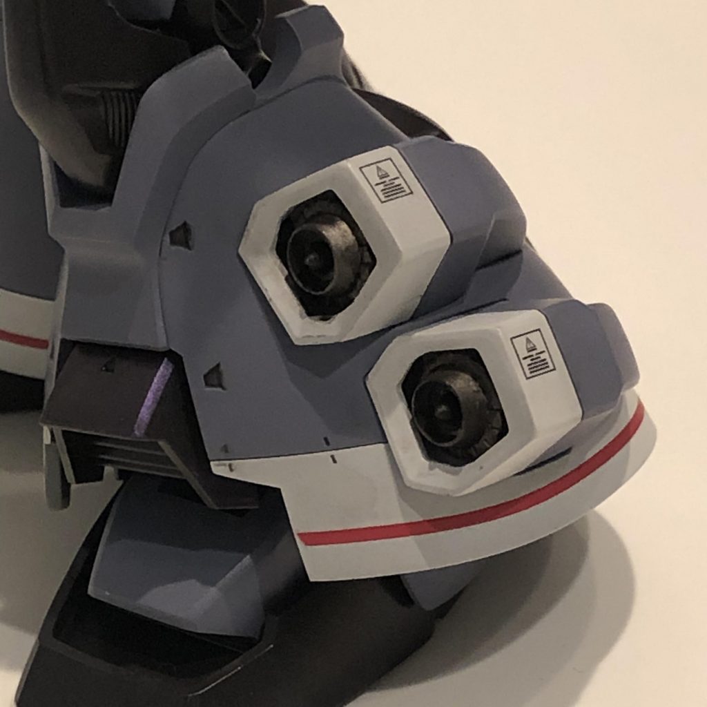 両脚　外側の吸気口です。コトブキヤのフラットバーニアの中心に穴を開けて接着して、お手軽ディテールアップしました。