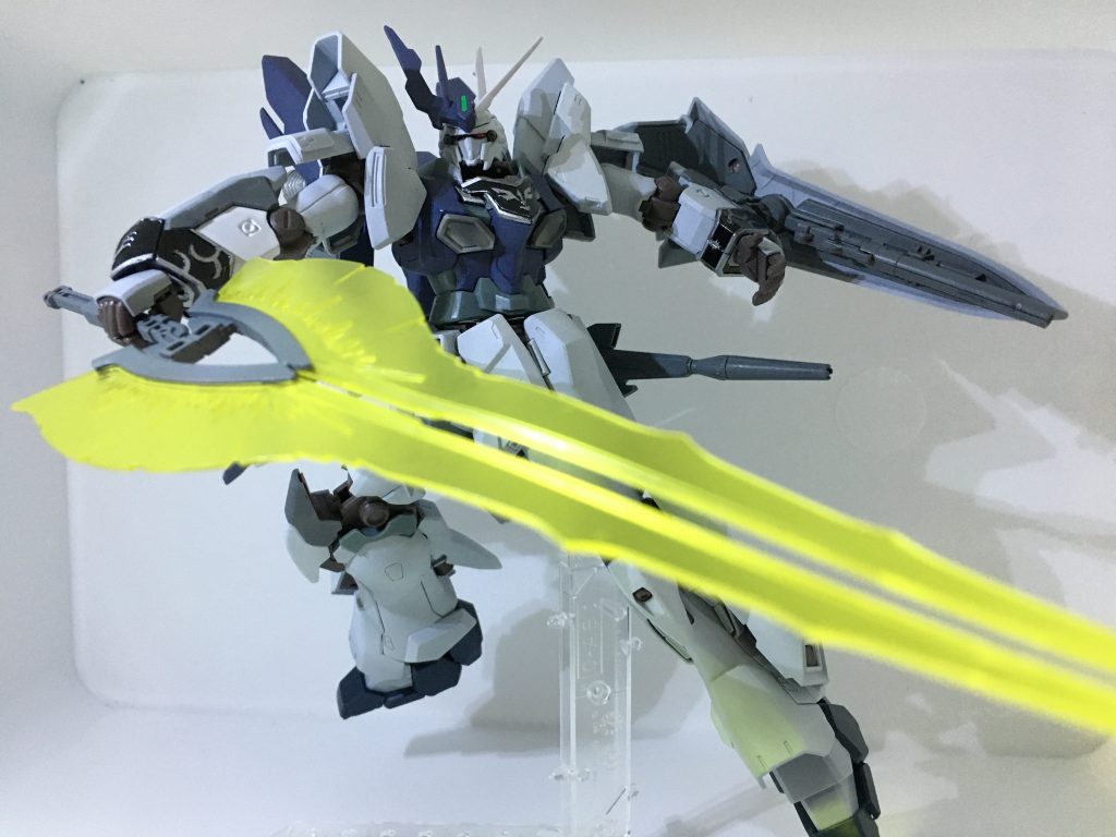 隠し球武装その二、強化型ビームアックス。シナンジュのアックスを2本の物を1つにまとめました。スタインを組んだ時に逆シャーを見ながら組んでいてその時にシャーがビームサーバルの出力が負けている!?って言ってたと思ったのでなら出力をあげようじゃ無いかと作りました。普段は左腰にマウントしています。
