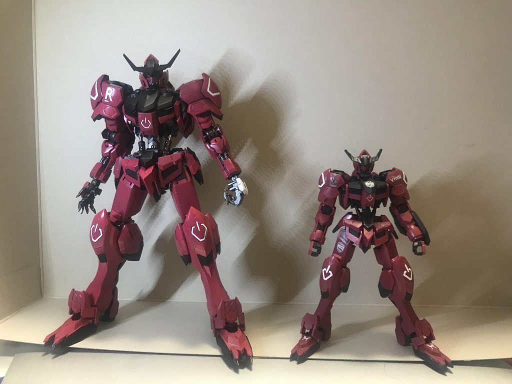 一旦一通り塗った時点でHGのコラボキットと並べてみました。クリムゾンレッドの塗装がパーツ毎にバラつきがあったので、重ね塗りして光沢クリアーを吹いた後にエナメルの黒で墨入れしています。ツインアイはガンダムマーカーEXのロイヤルメタレッドで塗っています。