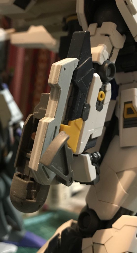 腕のセンサーのようなパーツは、スタインのバズーカのパーツを使用してそれっぽく作りました。