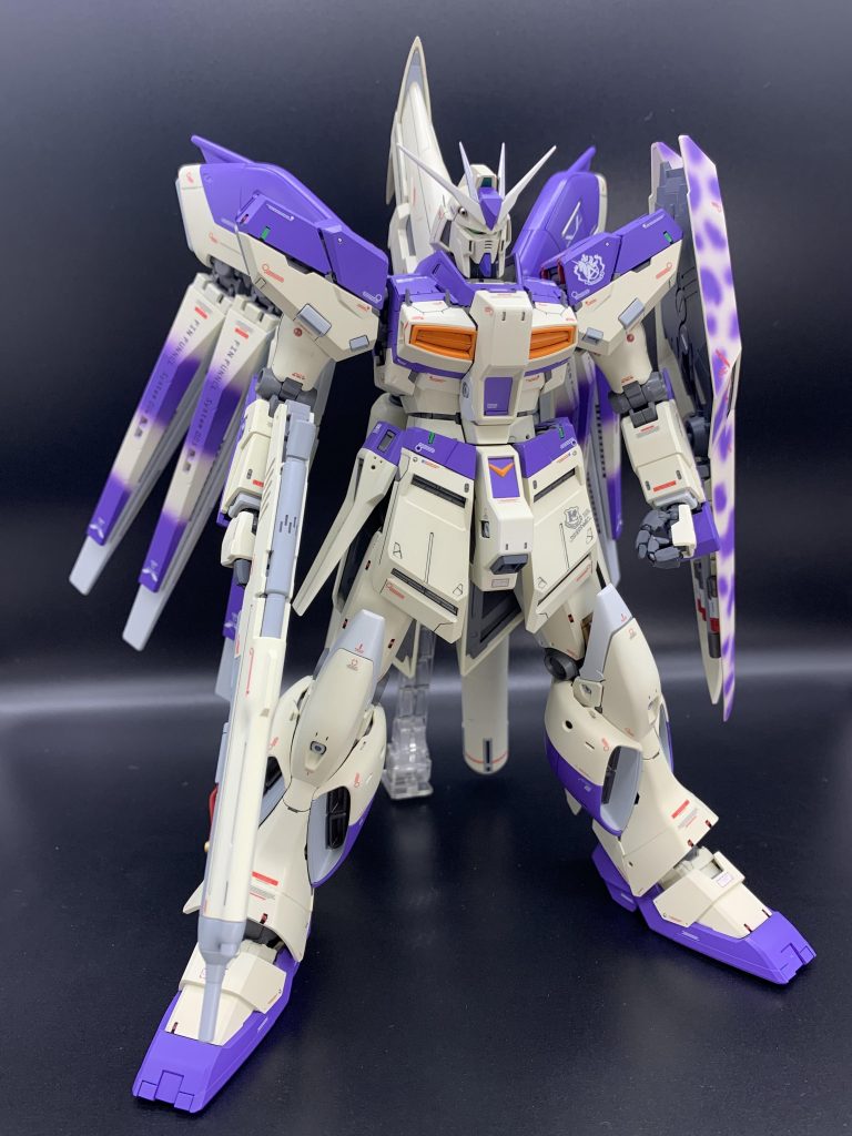 カラーレシピは忘れましたが、現在発売されているタミヤラッカー塗料のグランプリホワイトが一番近い色です。紫部分はガイアカラーのバーチャロンカラーを使用してます。