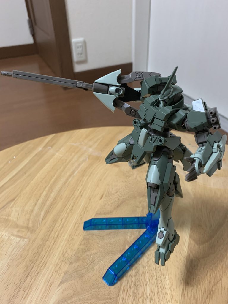 通常形態です。オリジナル武装と背面装甲を追加しています。