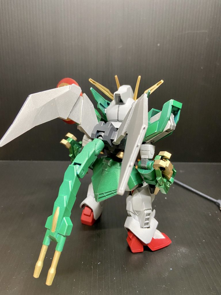 バックショット。ランダムバインダーを大型化かつ基部をボールジョイントでフレキシブルに。背部のビームキャノンはビジュアル面から下向きに変更してみました。尻尾みたいでかっこよくないかと。副産物として支えにもなってます。自立できないわけじゃないんだからね！