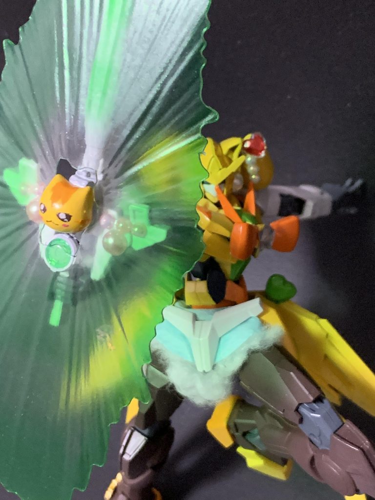 PUNIシールド!武装はジャンクパーツとデコシールの貼り合わせ。中央のマスコット的な顔はパテからの削り出しです。ビームシールドはMGのF91のものを無理やりはめ込んでいます。