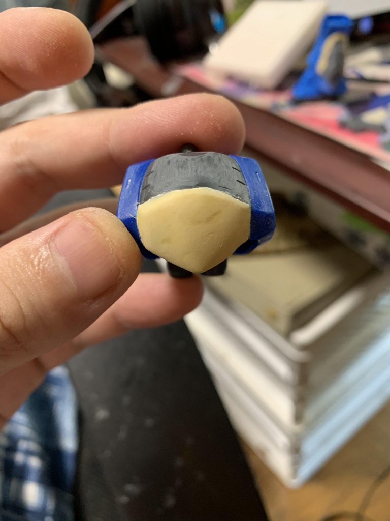 下の胴体の凹みが気にいらなかったのでパテで埋め、ています。