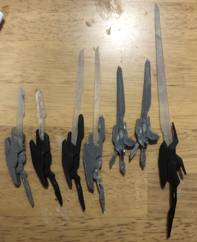 3Dプリンターで出力しました(一部表面処理&サフ済み)印刷後は表面が積層痕によってソフトクリームのようなとぐろ兄弟を巻いたような状態になっているので表面処理は必須です。また、ただヤスっても隙間が消えない場合があるので、接着剤とかでコーティングしながらやると割と楽に表面処理出来ました。