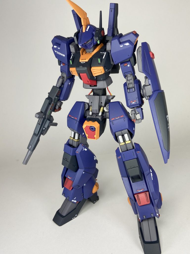 上半身と下半身のアンバランスな部分が自分的には好みなポイント。トサカは1度切り離した後、角度を変えて接着しています。