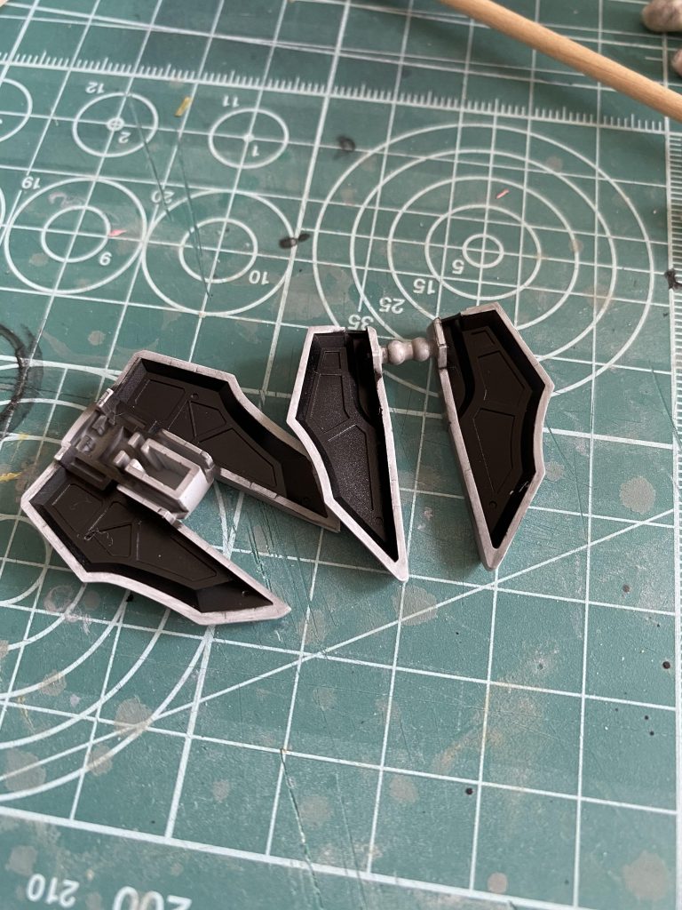 腰裏のエナメル塗装による塗り分けです