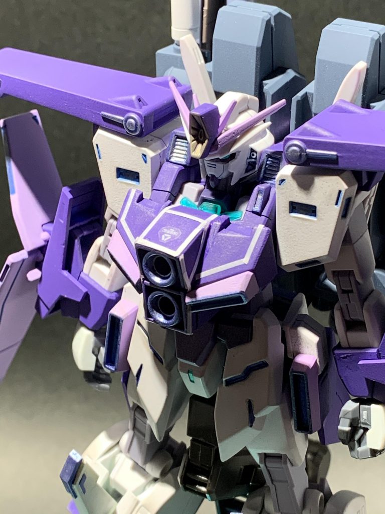 胸部はダブルゼータの装甲に、ドーベンウルフの胸部メガ粒子砲を取り付けてます。腰部はアーマーの中で一番大きくZZの装甲の大きさとバランスが合っていたフェイクニューアーマーを使いました（フェイクニューウェポンと違って入手が楽だし。）