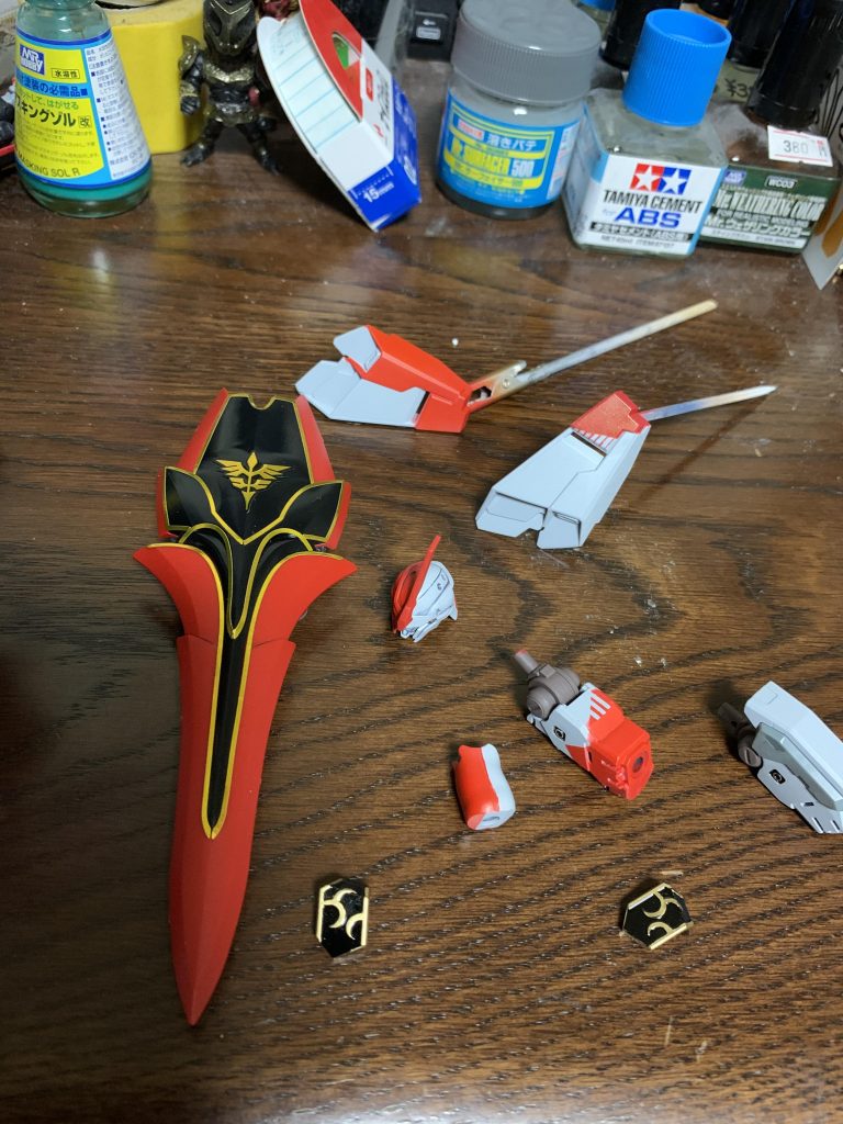 シールドはシールを貼った上からトップコート光沢を吹きました。胴体のはシール貼っただけです。