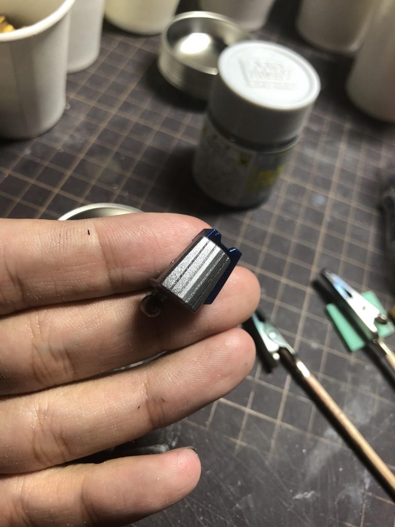 シルバーの上にホワイトシルバーをマスキングで塗り分けました肉眼だとよく分かります