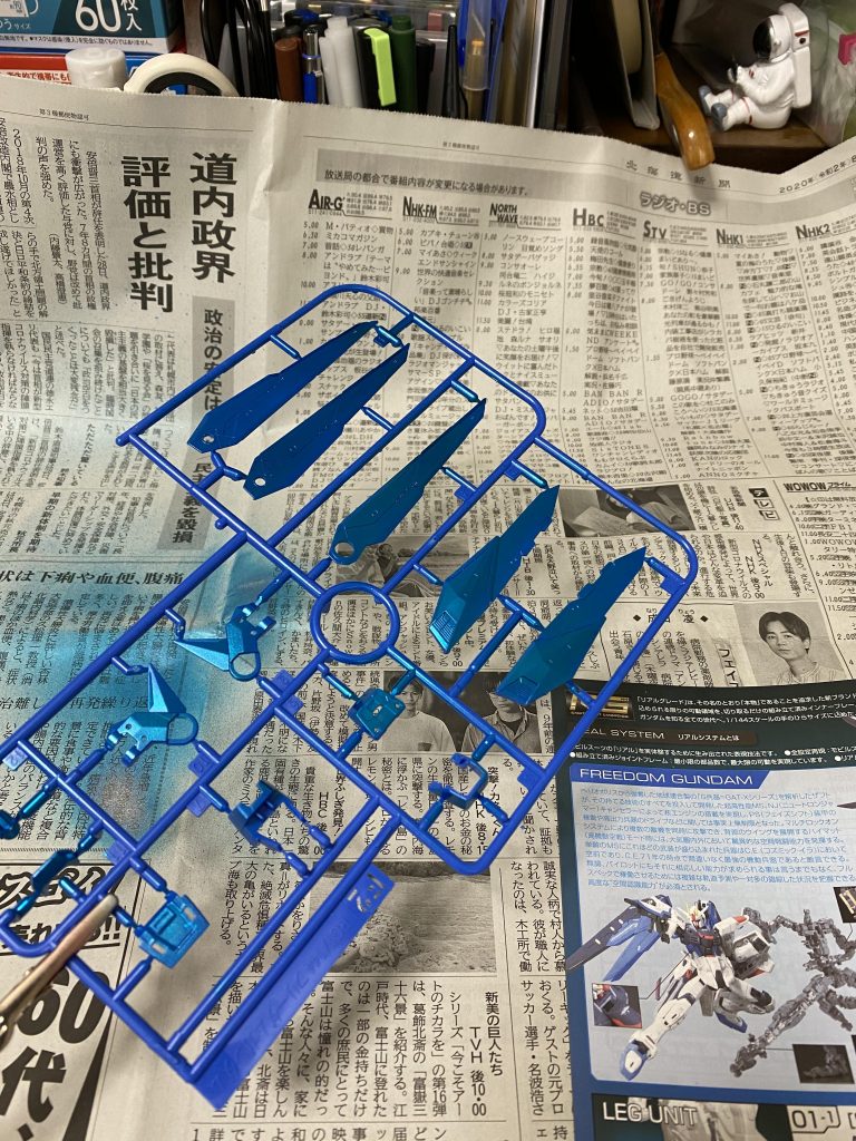 ランナー塗装に初挑戦。ウイングユニットのパーツはひっくり返して塗装したからか、蒲焼きにしか見えなかったです。