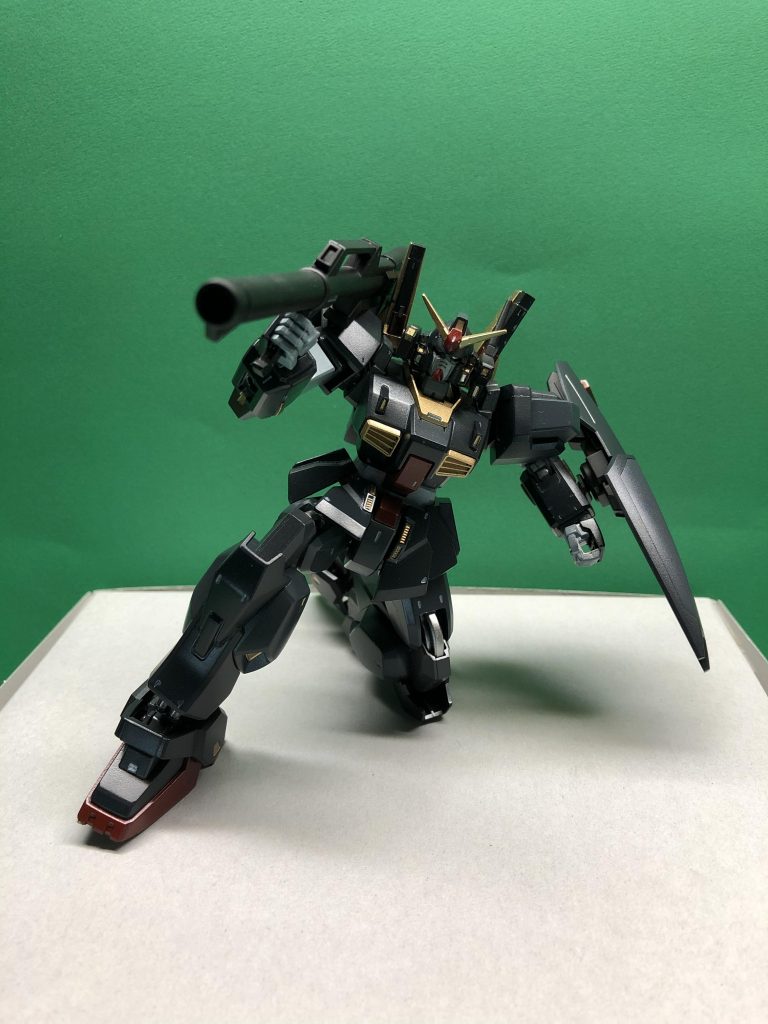 関節とかを銀に塗り分けてると関節曲げたくなりがち、このバズーカを肩に引っ掛けたような構えいいよね、とても好き