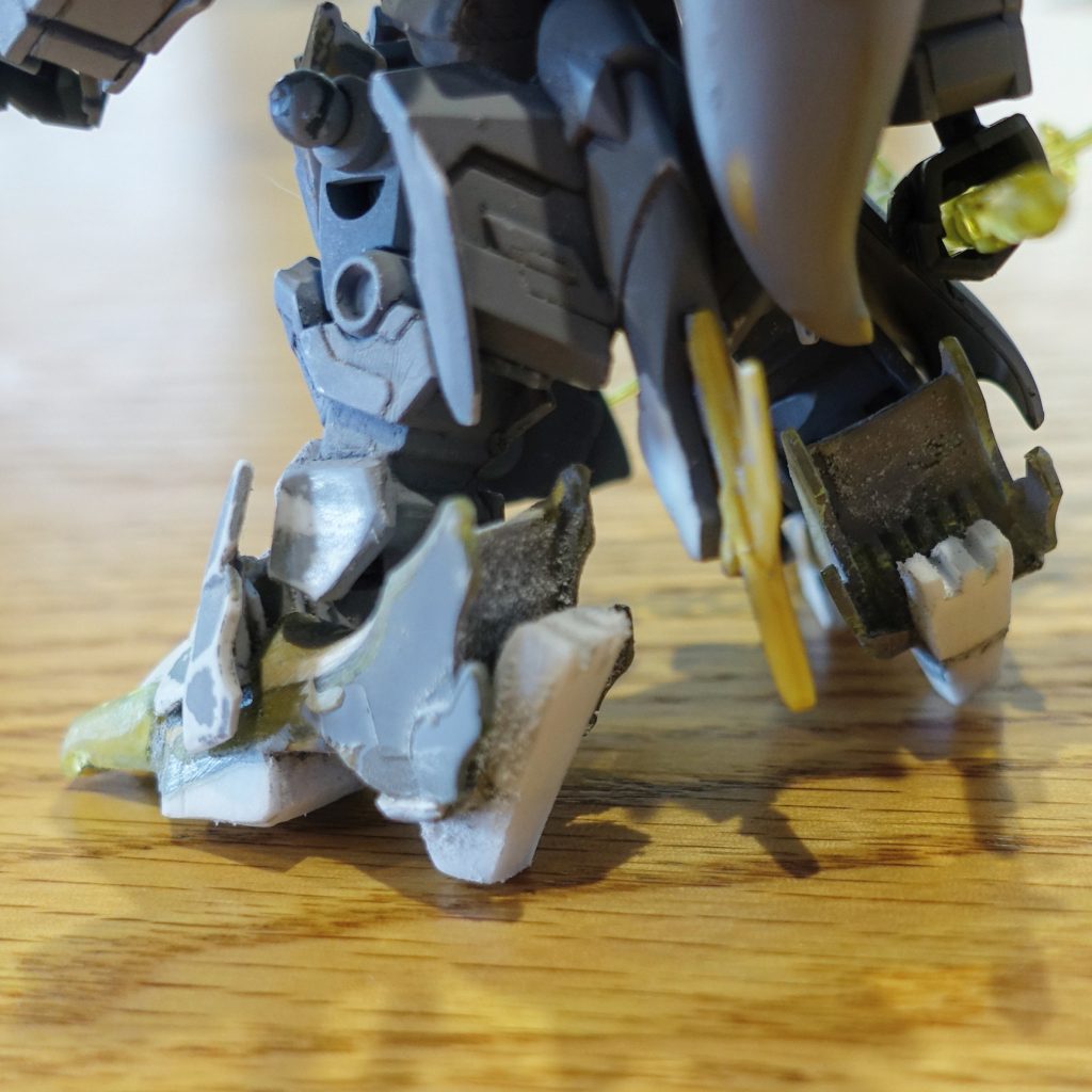 脚のプラ板工作により、ハイヒール化。足首の装甲を増やし、若干脚が長くなりました。