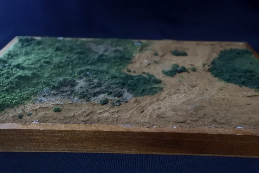 台座は作り方分かんなかったので適当に、、、。100均で謎の木の枠に紙粘土詰めて、その上にウェザリングペースト、ボンドでスポンジやらなんやら付けました。全て均一な平面だと違和感ありありだったので土を盛ったりして立体感を出したらいい感じになりました。