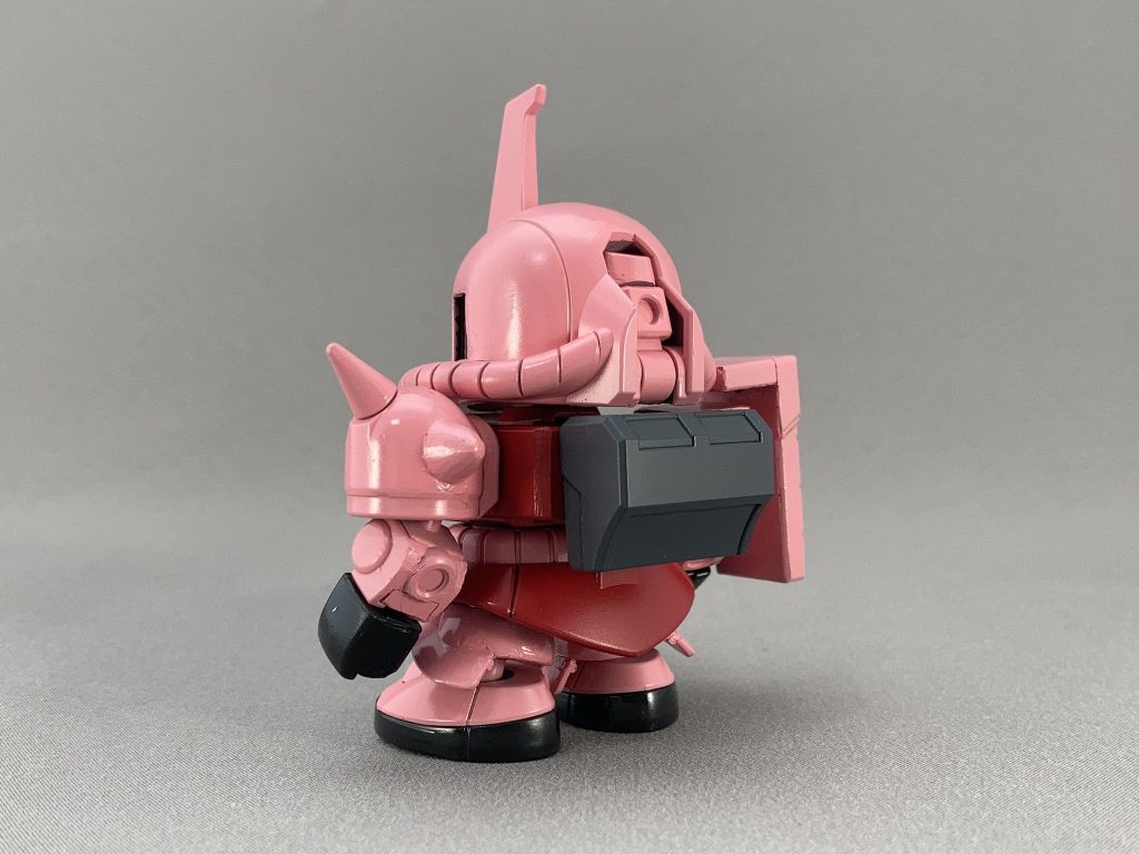 大きな改修の大半はヒートペンです。頭部はバイザー用のピン付近を整形。右肩はランナーを足して四角くし、シールドはスパイクシールドから。綺麗なのでチョコレート模様はそのままです。左肩スパイクも復活。左拳はランナータグで埋めました。頭部はモノアイ下部をくり抜いて後ハメ化しました。