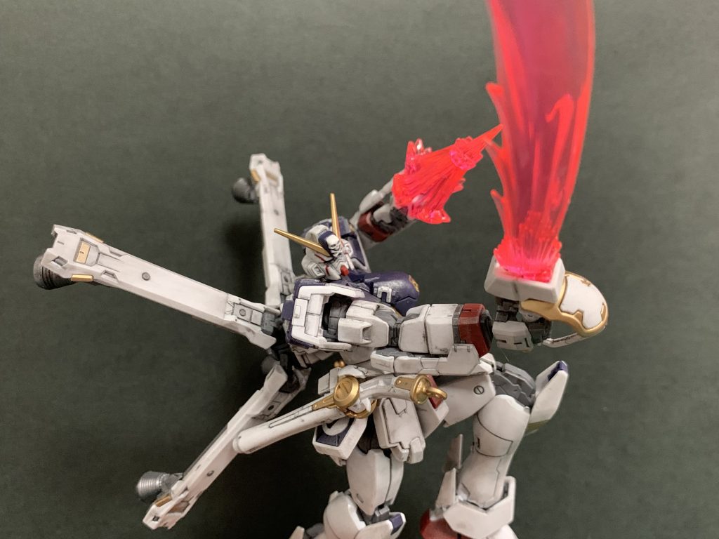 可動も優れていて、格闘ポーズがキマります。ビームザンバーの刃の造形もカッコいいです。