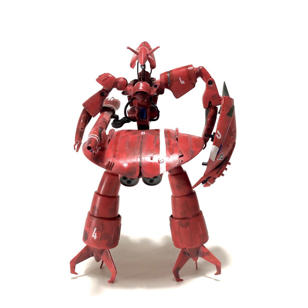 まえ左右非対称の肩口と強力なパワーを持つクローを装備した脚部。