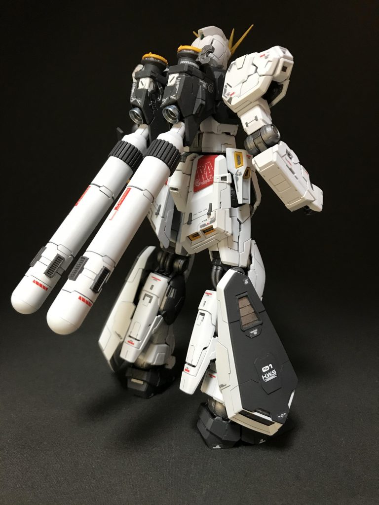 同じく非武装状態の背面になります。Hi-νガンダムを意識してプロペラントタンクを追加しました。