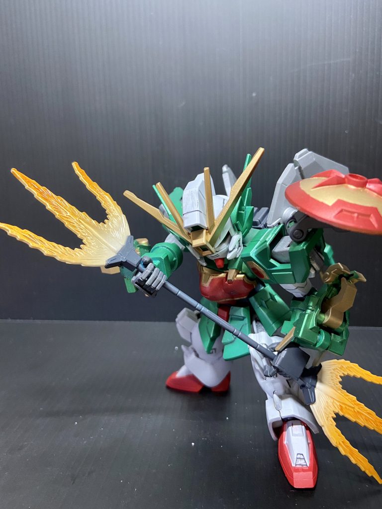 弱いものがウロウロするな！ビームトライデント、クリアパーツであって欲しかった。涙目　　でも思いの外、缶スプレーでグラデーションできました。笑　　正面に構えると、SD化なのにトライデントの長さがギリギリ。横幅ボリュームはむしろアップしてるのです。