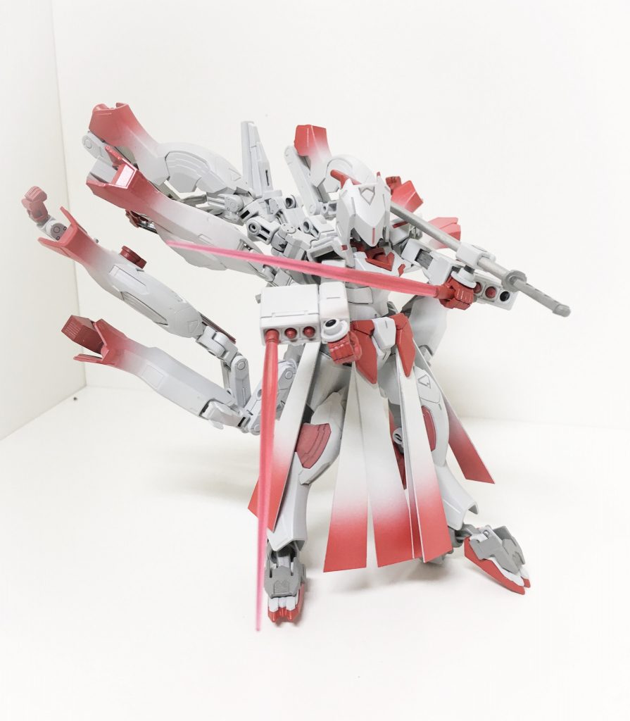 ミサイル&ビームサーベル腕部に装備されている固定武装。ミサイルは計4発。ビームサーベルはマウント状態でも使用可能。どちらもオーソドックスな性能ながら敵機破壊には十分な威力を持つ。