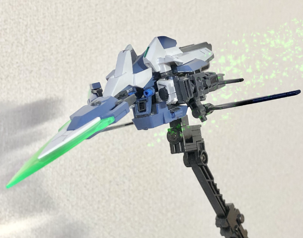 ＧＮカタールを機首のアームで咥えて衝角のようにして近接戦闘も可能。 