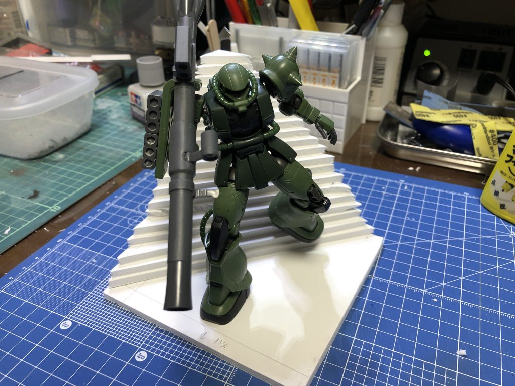 仮組みからとりあえずジオラマのレイアウトを模索。スチレンボードの5ミリを使って傾斜を作成。