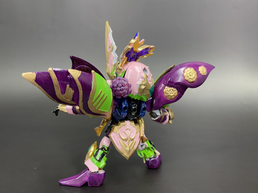 バックショット。肩はキュベレイを二枚重ねています。