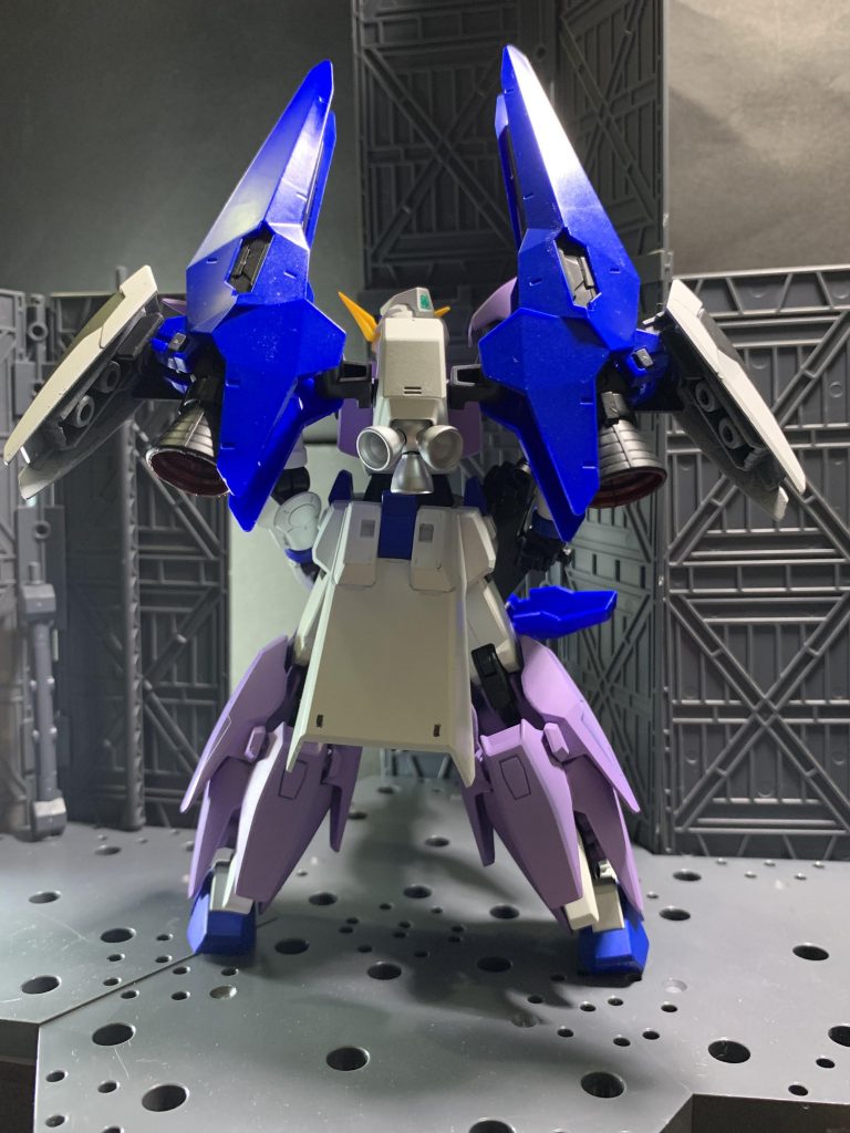 バック追加されたヒュージブースターが目を引きますね。劇中ではほとんどクアドルンに乗っていたのでその機動力はイマイチ伝わりませんでしたが、かっこいいのでヨシ!