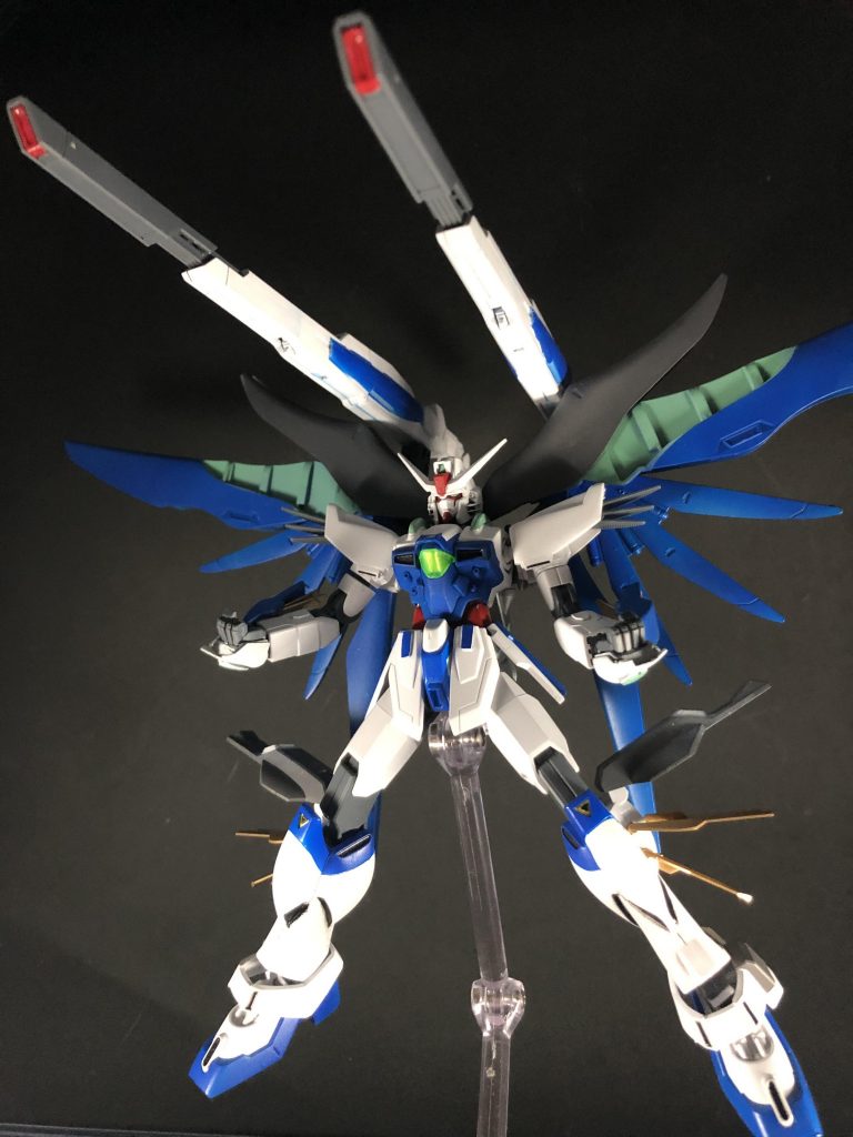 サテキャ出すとこんな感じです！原作のデスティニーの羽ってメタルビルド基準なんでデザイン違うわギミック違うわで泣きそうになりました……最初は頑張って再現しようと思いましたが途中で心が折れたんでせめてギミックだけはと思い黒いカバーの部分も展開できるようにだけは出来ました。