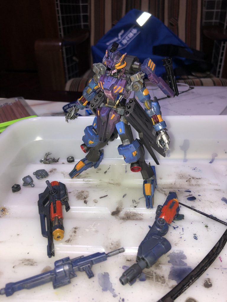 改造し始め。顔つきを変えようとアンテナの形状変更、顎の新造など、だいぶ迷走しました。そして新しい試みへ…。