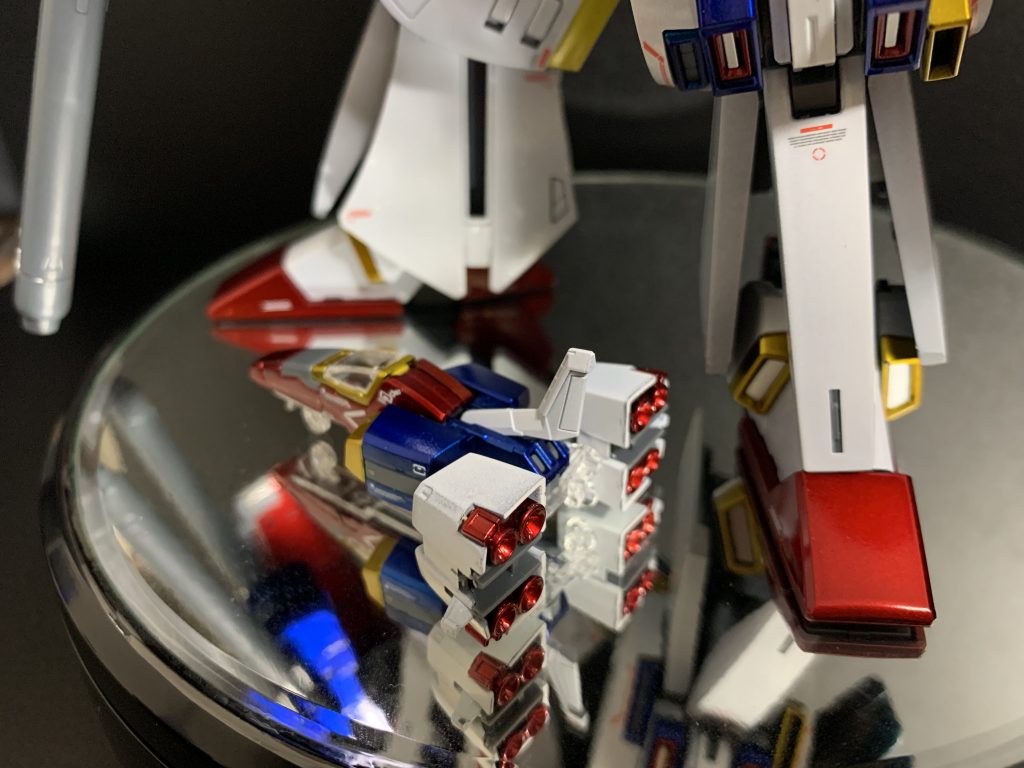 バックパックは濃紺でいく。クリアブルーを一枚塗ってからクリアブラックを重ねていけばいいかなと思ったが、ブラックを3枚重ねてもイマイチ紺にならない。(薄めすぎた?)このまま塗っても重厚感が出ないと思い、作戦変更、下地のシルバーは生かすため、ブラックを薄塗り。うーん、なんか素地の色に戻ったような。そこはかとなく重厚感が増したような。多分、それは思い入れ分です。