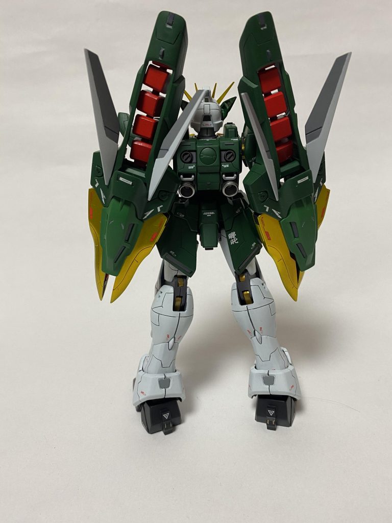 後ろの画像がなかったので貼りました。かかとの部分はRGデスティニーのモモパーツをいい感じにして貼ってます。基本、筋彫りの追加で情報量を増やしています。