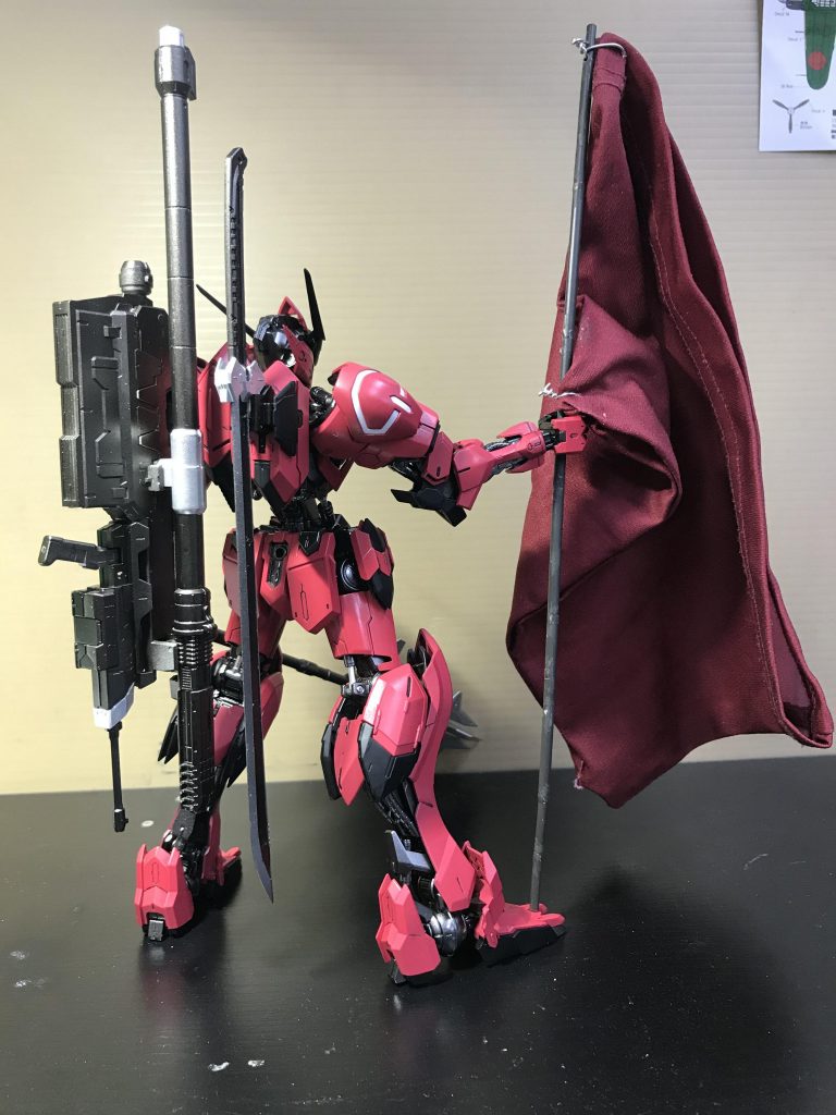 武装類にはガイアノーツのガンメタルを基本色にして、太刀やメイスの刃にスターブライトジュラルミンを重ね塗り。滑腔砲や太刀の白いパーツはスターブライトシルバーを塗っています。