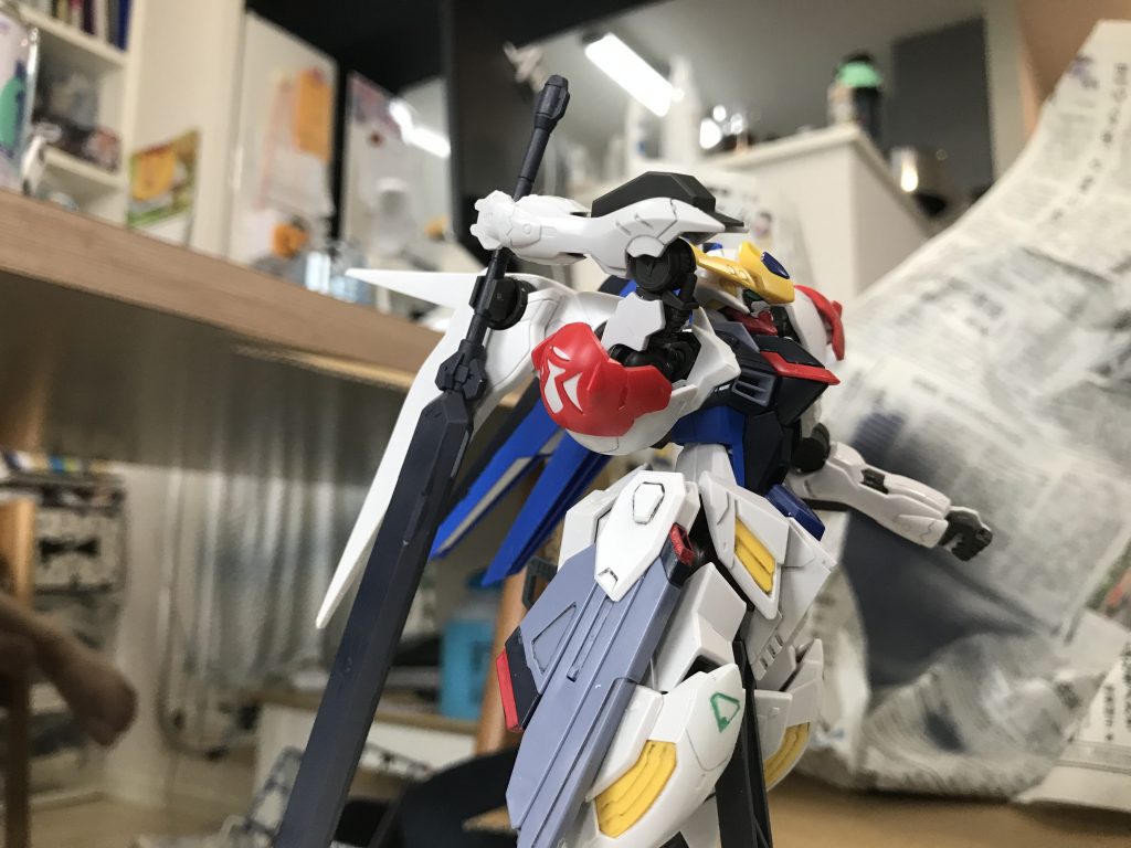 ルプスの腰部スラスターを背面に移植。ソードメイスを関節に無理なく着脱できるように。