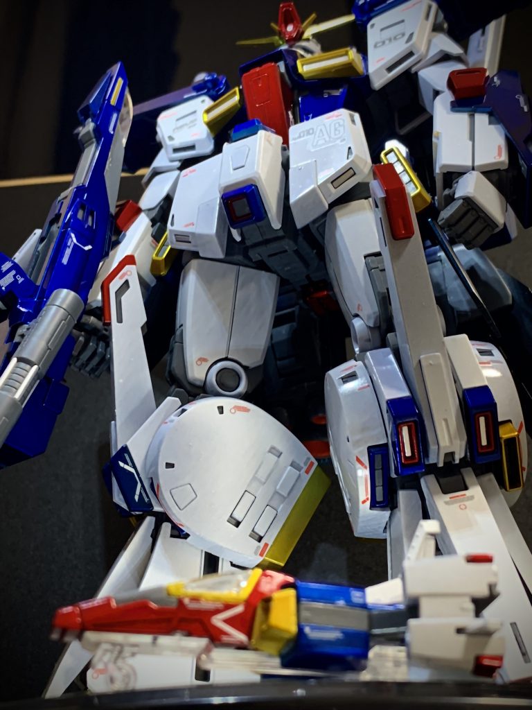 小さいパーツほど素人特有の塗装ムラが目立たない。(よね?何かのサイトで見た 奥義ダンボールに両面テープを貼ってパーツを並べてメガフレア(FF派)! 最高だ。気をつけるのは多分側壁部。塗り漏れになりそう。でもそこだけ気をつければ一気に撃破や!エアダスターをブンブン振り回し、ついでに塗料も部屋中に撒き散らす。一方、一口フライのようなパーツを塗装するのは大変だ。そもそもスプレー缶で吹いてるので加減など一切ない。液ダレしないよう、できるだけ遠くから吹きたいのだけど、それだと塗料がガンガン減っていく。夢中(ラリって)になって吹いてるとついつい手元が近くなる。あひゃひゃ、たっのすぃー♪