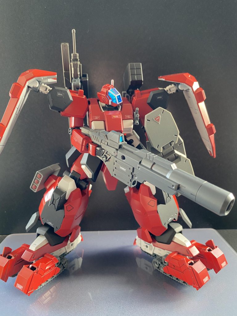 バズーカランチャー右手に装備、主に炸裂弾頭が装填されている。弾頭は電子制御されており任意の距離で炸裂させることが可能。チョバムシールド左手に装備、小型であるがグレーの部分がチョバムアーマーになっている。